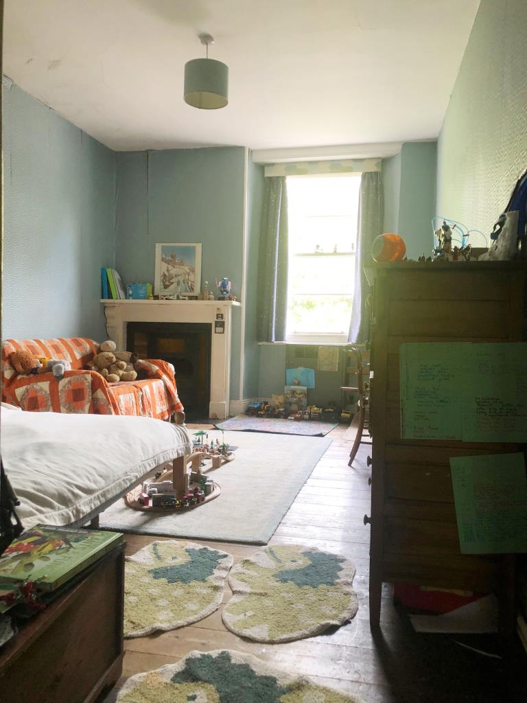 Lot: 8 - DETACHED VICTORIAN RESIDENCE FOR REFURBISHMENT SET IN 1.5 ACRES -
